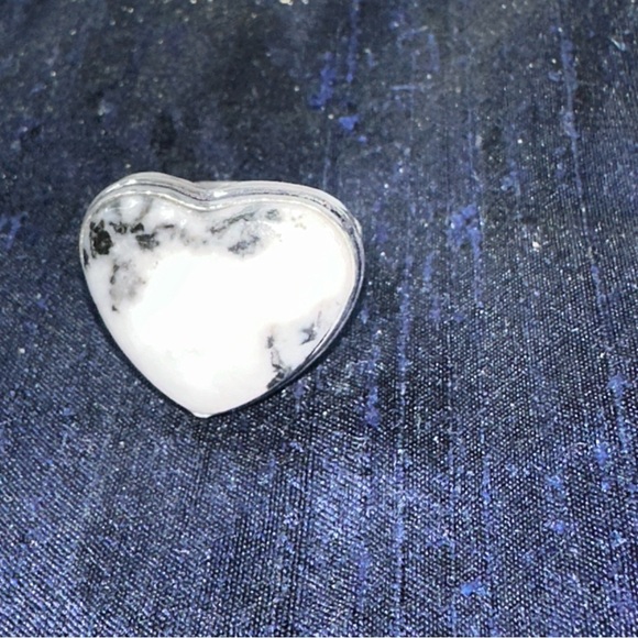 White Buffalo Turquoise heart vintage ring - Picture 6 of 11